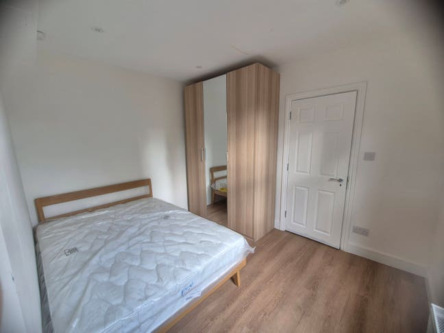 Double room available in a fully renovated flat Main Photo