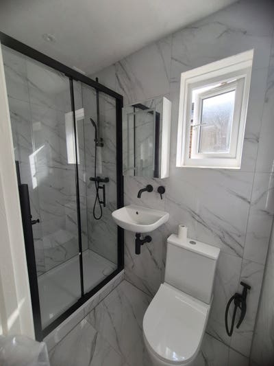 2 Double rooms in renovated flat - female only Main Photo