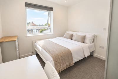 🛋️ Your Fulham Home | Living Room & 6 Toilets Main Photo
