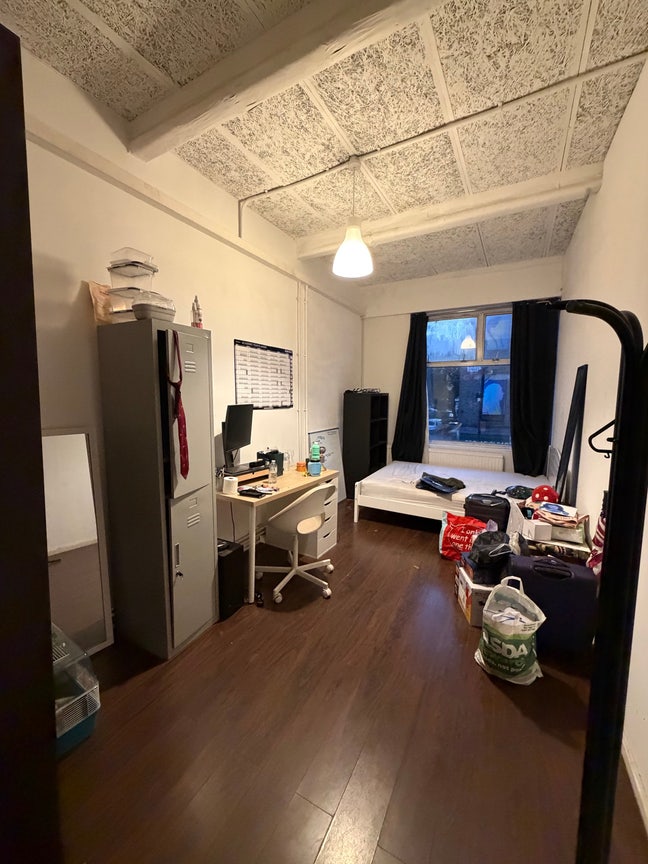 Large room in zone 1 All bills inc. Available now Main Photo