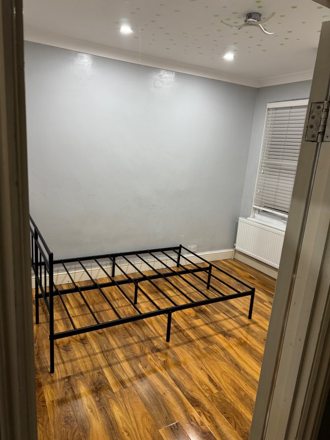 Single Room is available for Rent in East ham E6 Main Photo