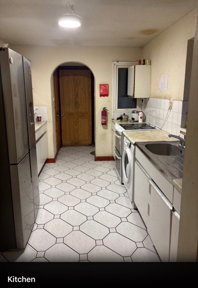 Spacious bed sharing for Girl in CB4 Main Photo