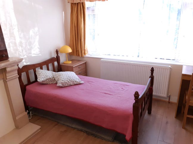 Double room 2 mins from Sutton High Street Main Photo