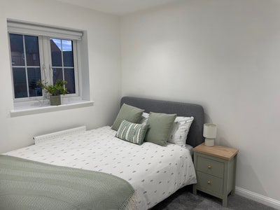 Double bedroom to rent in Longford Main Photo