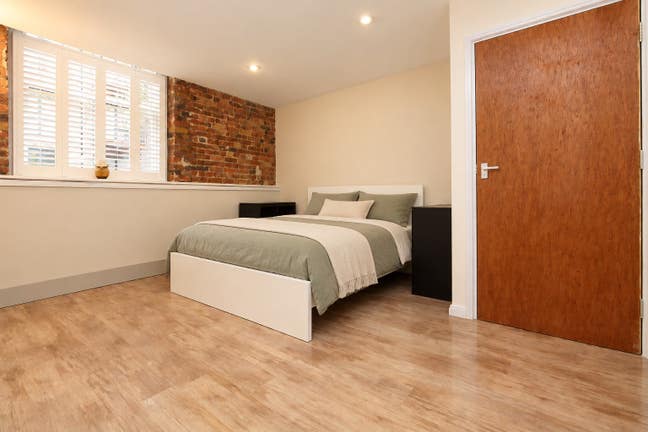Next to Elizabeth | Modern Room | Small Household Main Photo