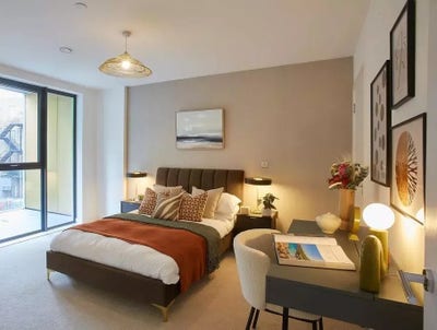 Lovely Dbl Room with Own Bathroom in 2-Bed Flat  Main Photo