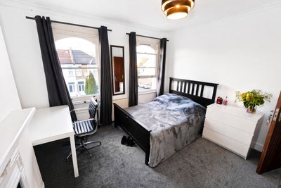 Double room available in 3 bedroom flat. Plaistow Main Photo