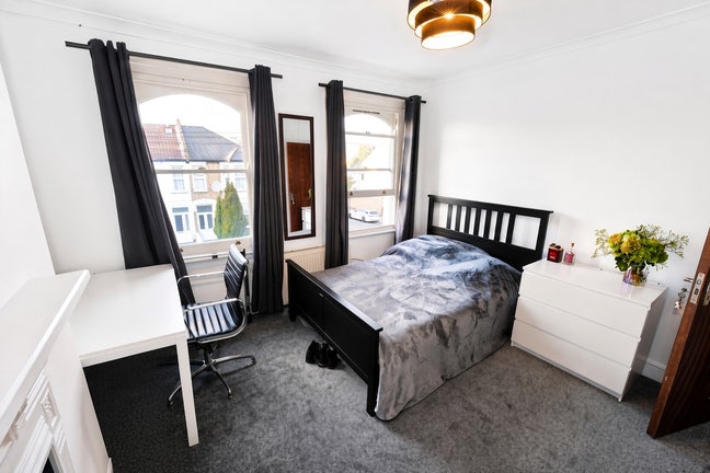 Double room available in 3 bedroom flat. Plaistow Main Photo