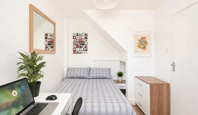 Bright Double Room Available Now Main Photo