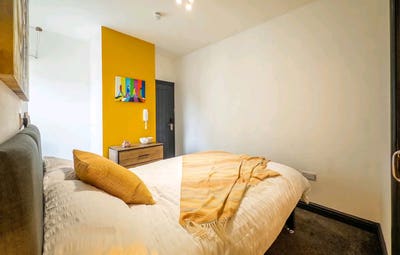 **Cosy double room** warm, clean and ready move in Main Photo