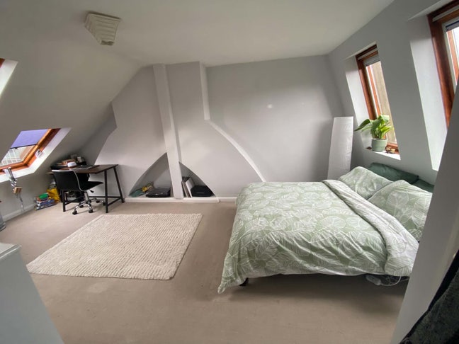 Entire Top Floor Double Bedroom & Ensuite  Main Photo