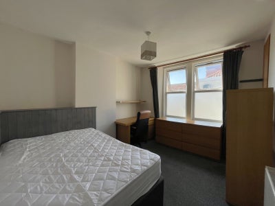 Double bedroom available in a student house Main Photo
