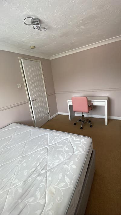 Double to Let  Quiet Cul- de- Sac Location Main Photo