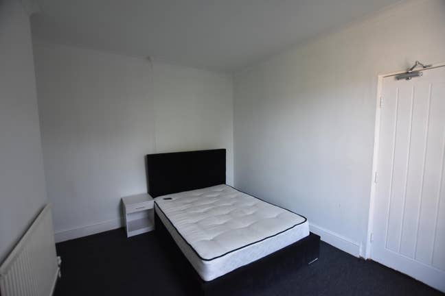 *** Double Room in House Share for Single Person O Main Photo