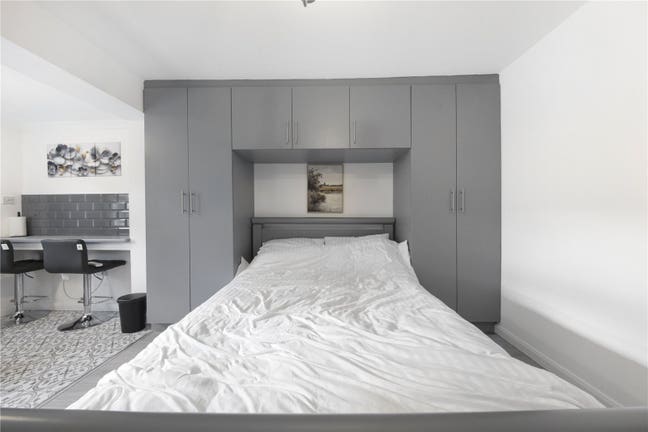Studio with roof terrace on Chatsworth road, E5 Main Photo