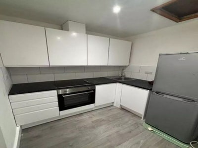  Room Available in a 2-Bedroom Flat Main Photo