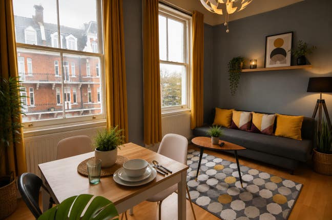 Fully Furnished 1 bed flat from 14th Oct Main Photo