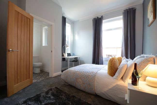 Large Double En-Suite Room - Queens Road Main Photo