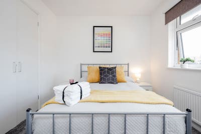 Spacious double room / Sterlin Place  Main Photo