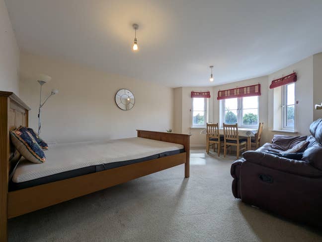 Large Double Room in centre of Newbury Main Photo