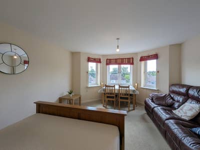 Large Double Room in centre of Newbury Main Photo