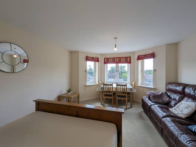 Large Double Room in centre of Newbury Main Photo