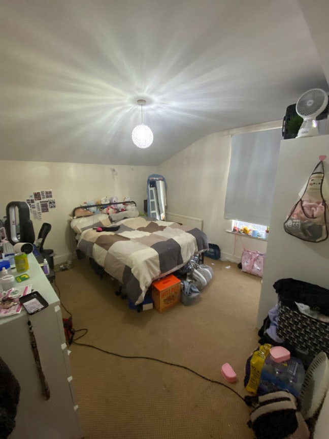 Room available  (female preferred ) available oct  Main Photo
