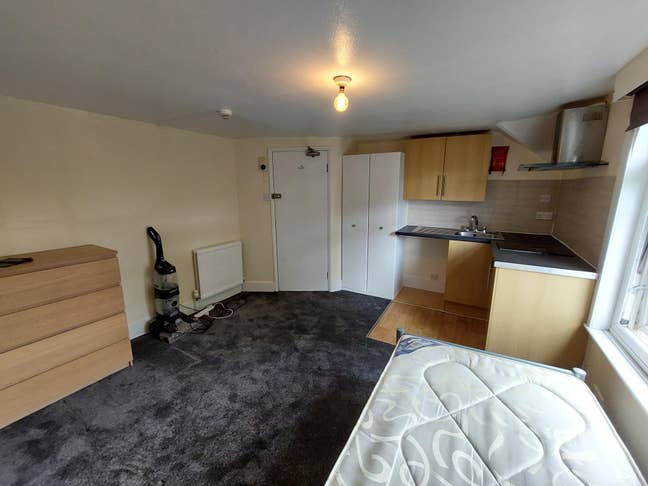 Studio room with Kitchen in converted house. Main Photo