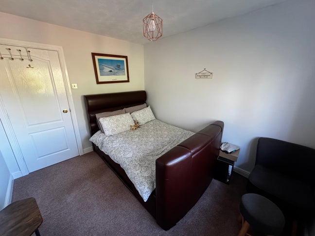 Female Only– Double Room + Own Living Room – &pound;500 Main Photo