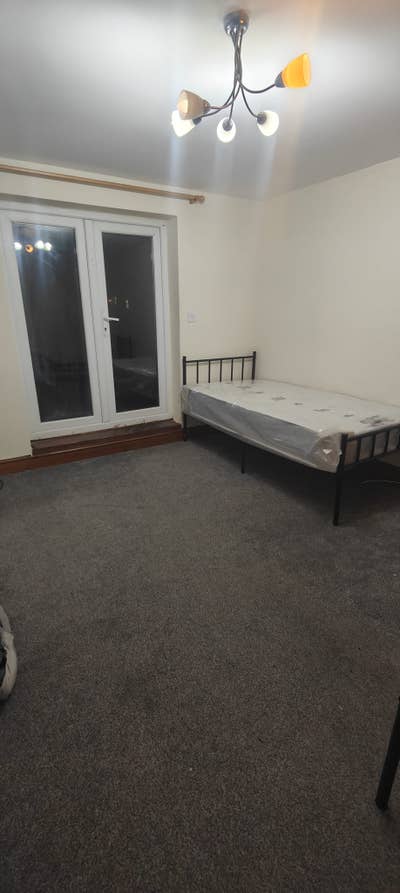 Master room available in IG11 9RS Main Photo