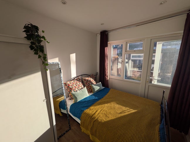 KT1 3QB Super Room Close to Kingston Hospital Main Photo