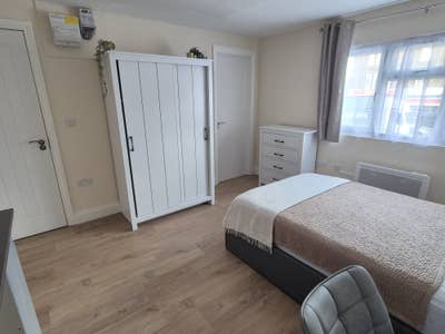 Brand New En-suite in Harrow Main Photo