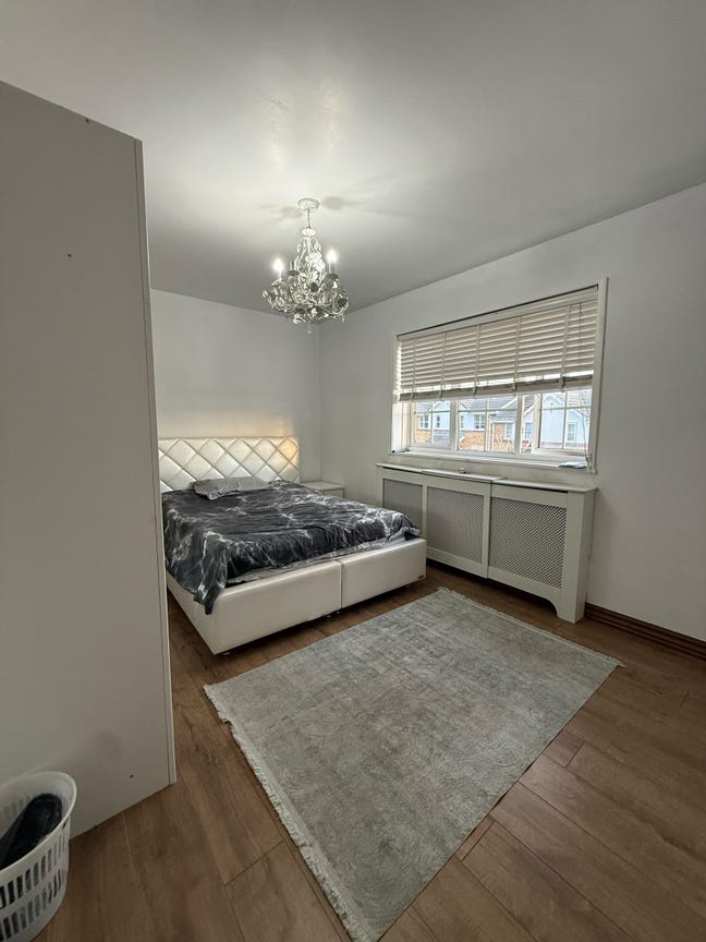 Room Close to  Stations  Main Photo