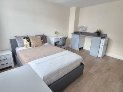 Brand New En-suite in Harrow Main Photo