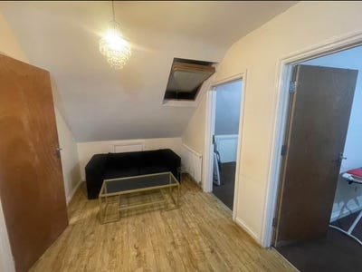 2 bedroom house in RM5 2BD Main Photo