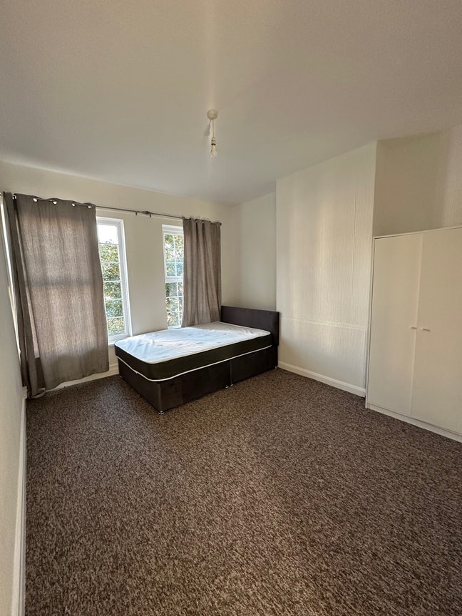 Double room -Worcester Park High  Street  Main Photo