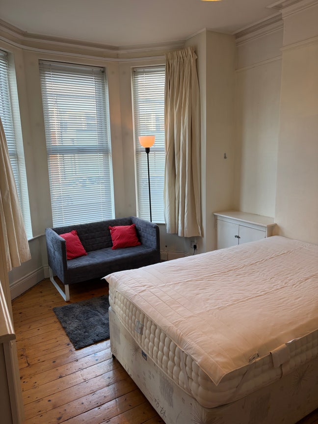 Large double room in young professional house Main Photo