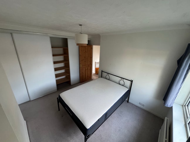 Room in Friendly House Share ! Main Photo