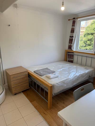 &pound;850pcm Ensuite Room in a quite shared house  Main Photo