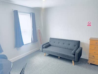 Modern 1 Bedroom Flat 📍Adjacent to Main 🚂📍 Main Photo