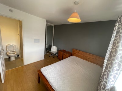 Ensuite Room | 5 mins Bicester North | Bills Inc Main Photo