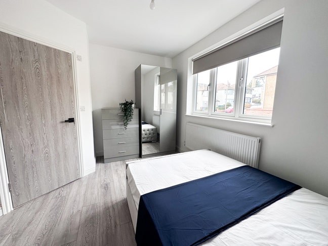 Modern Double Ensuite Room in NW2 Main Photo