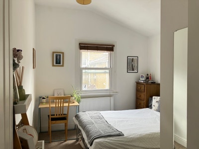 Double room in spacious and homely 3-bed flat Main Photo