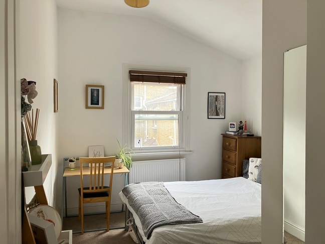 Double room in spacious and homely 3-bed flat Main Photo