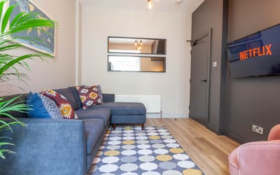 Modern Room in BT5 HMO! Available late October! Main Photo
