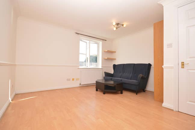 1 Double Bedroom Flat - E1 Main Photo