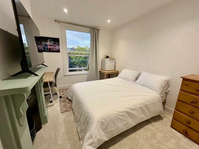 Newly renovated ensuite room with king/2 singles Main Photo