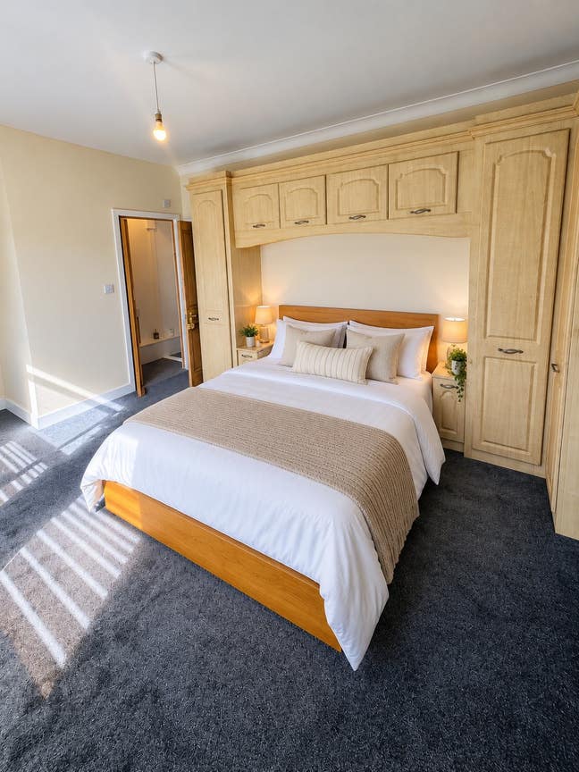 Massive En-Suite Room 2 Minutes to BR Main Photo