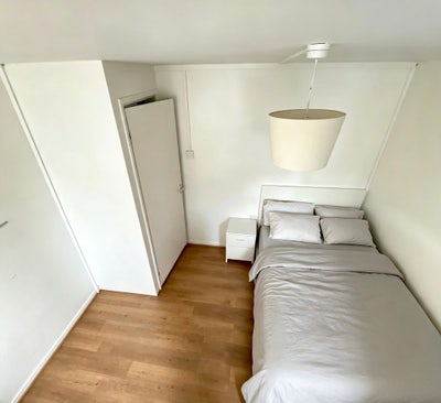Double Room  -  East Crescent, London N11 Main Photo