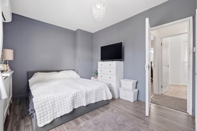 Master bedroom in clean and quiet house Main Photo